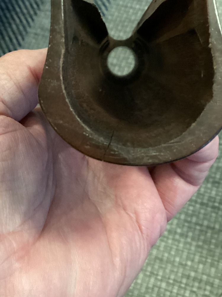 End view of the removed forearm showing a crack reaching the interior channel